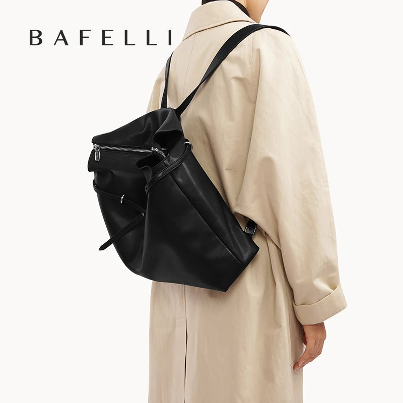 BAFELLI Rucksack aus schwarzem Echtleder, am Modell getragen mit breiten Trägern