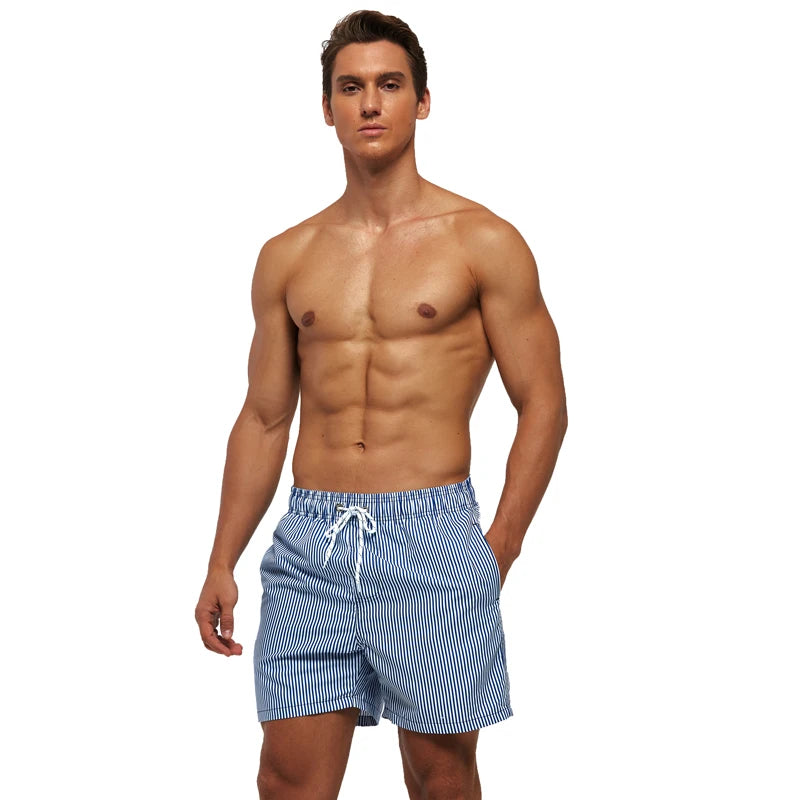Kurze Herren-Shorts mit Print, Reißverschlusstaschen und schnelltrocknendem Material – ideal für Strand und Sport.