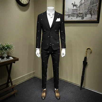 Eleganter Herrenanzug aus 70% Wolle, einreihig, schmal geschnitten mit Weste und Hose in tiefem Blau – ideal für formelle Anlässe und Hochzeiten.