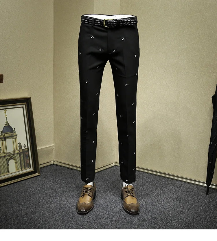 Eleganter Herrenanzug aus 70% Wolle, einreihig, schmal geschnitten mit Weste und Hose in tiefem Blau – ideal für formelle Anlässe und Hochzeiten.