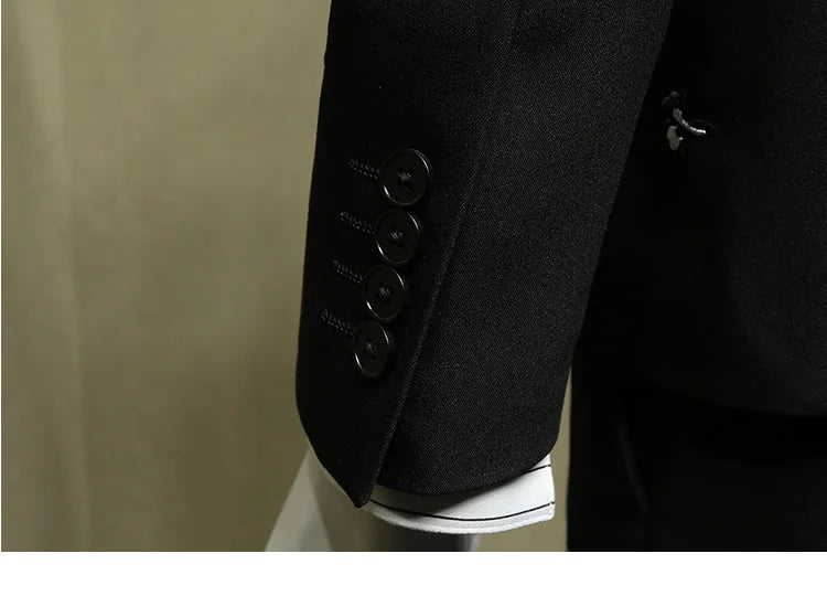 Eleganter Herrenanzug aus 70% Wolle, einreihig, schmal geschnitten mit Weste und Hose in tiefem Blau – ideal für formelle Anlässe und Hochzeiten.