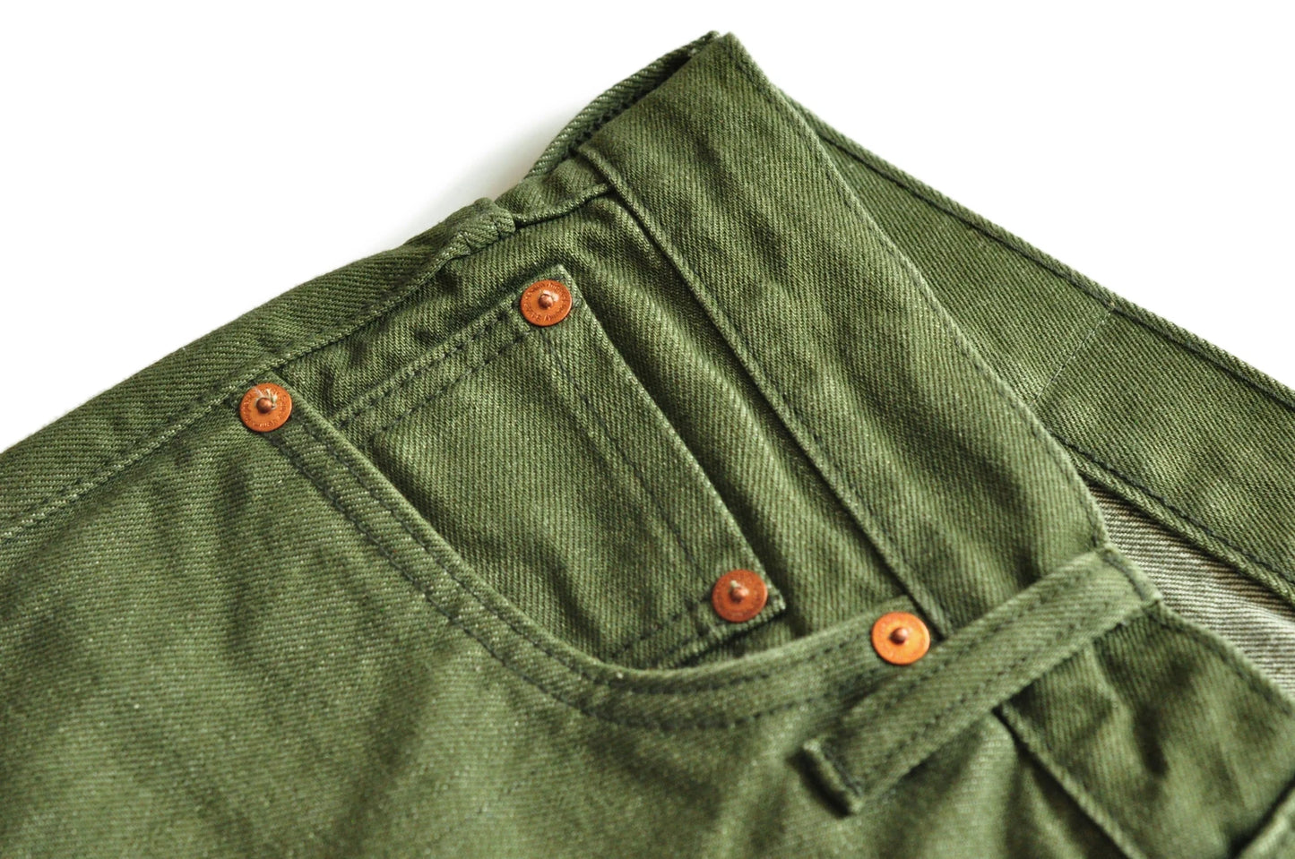 Herren Jeans in Vulkanisiertem Olivgrün mit Slim Fit und Reißverschluss