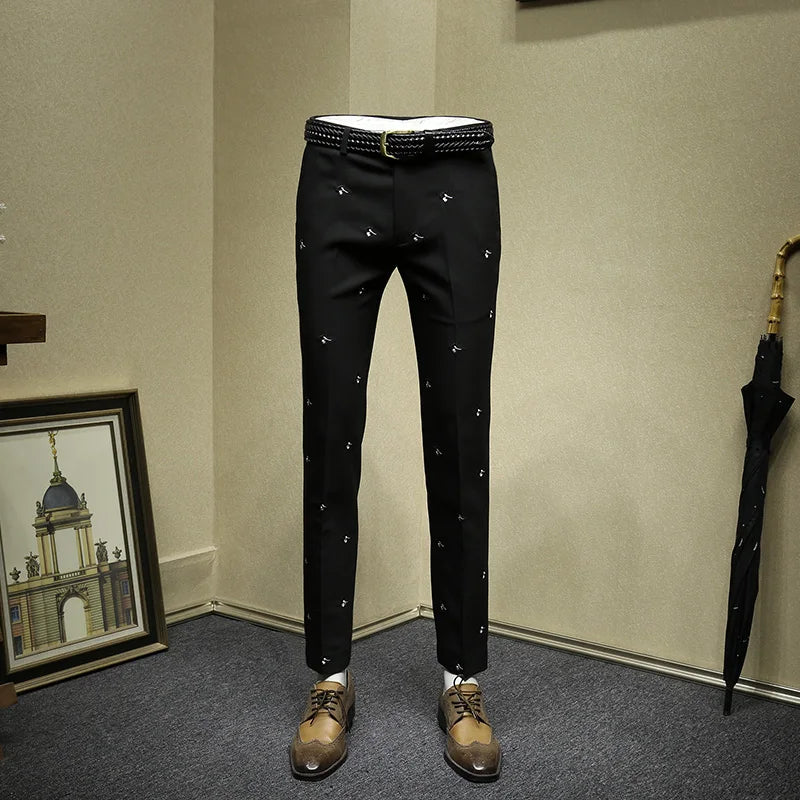 Eleganter Herrenanzug aus 70% Wolle, einreihig, schmal geschnitten mit Weste und Hose in tiefem Blau – ideal für formelle Anlässe und Hochzeiten.