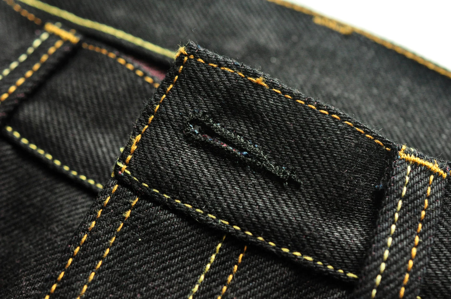 Herren Jeans aus Selvedge Denim mit doppelseitiger Färbung und gerader Passform