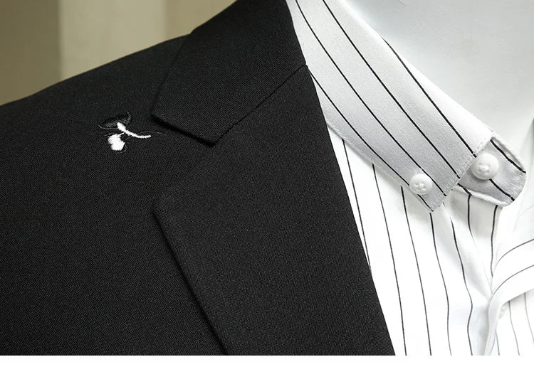 Eleganter Herrenanzug aus 70% Wolle, einreihig, schmal geschnitten mit Weste und Hose in tiefem Blau – ideal für formelle Anlässe und Hochzeiten.