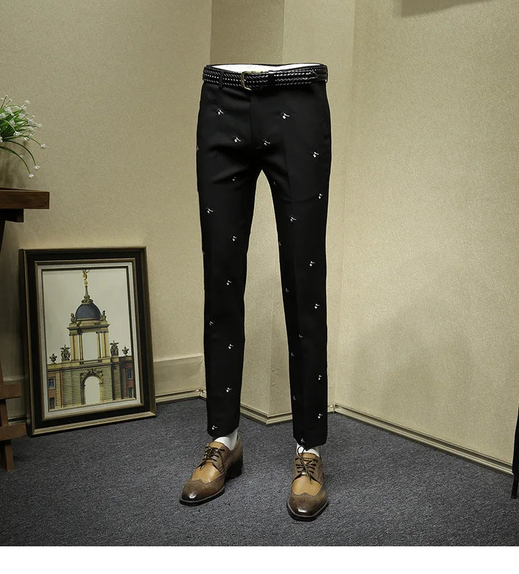 Eleganter Herrenanzug aus 70% Wolle, einreihig, schmal geschnitten mit Weste und Hose in tiefem Blau – ideal für formelle Anlässe und Hochzeiten.