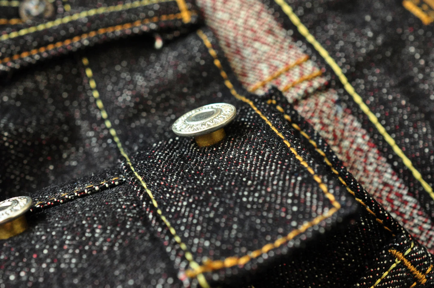 Herren Jeans im Taper Fit aus Raw Denim mit versilberten Knöpfen