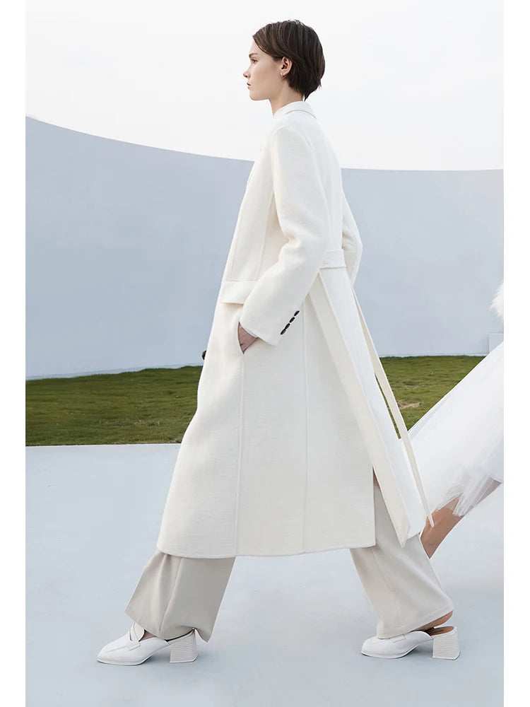 Damen Winterjacke im minimalistischen Stil mit reversiblem Kragen und Gürtel