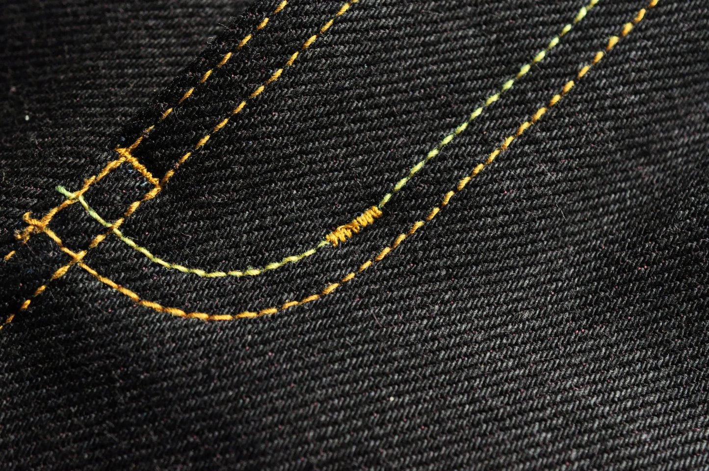 Herren Jeans aus Selvedge Denim mit doppelseitiger Färbung und gerader Passform
