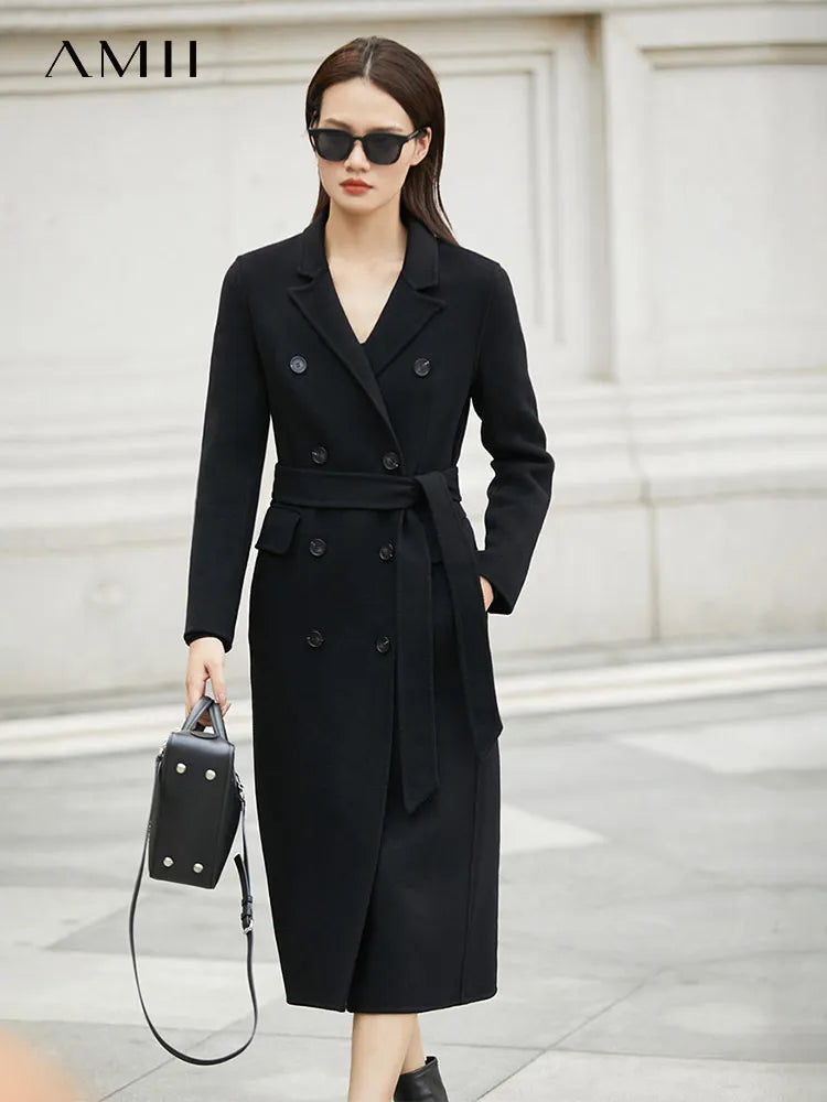 Damen Winterjacke im minimalistischen Stil mit reversiblem Kragen und Gürtel