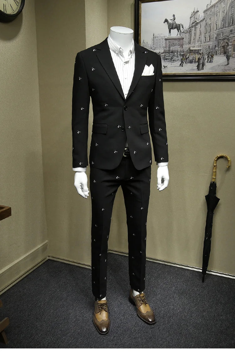 Eleganter Herrenanzug aus 70% Wolle, einreihig, schmal geschnitten mit Weste und Hose in tiefem Blau – ideal für formelle Anlässe und Hochzeiten.