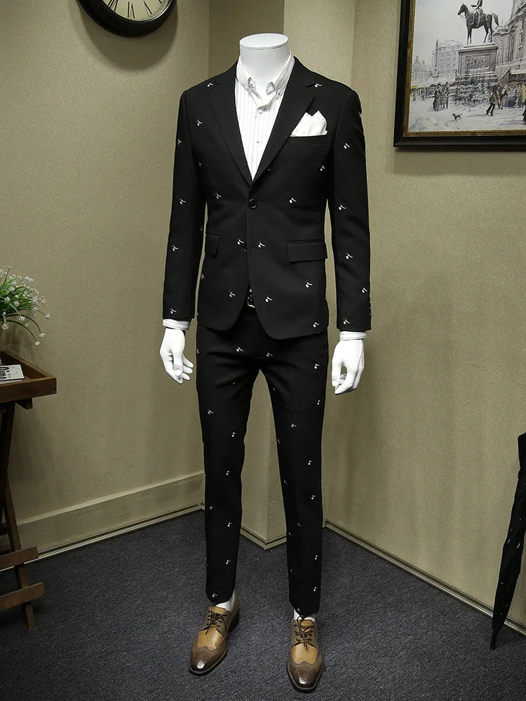 Eleganter Herrenanzug aus 70% Wolle, einreihig, schmal geschnitten mit Weste und Hose in tiefem Blau – ideal für formelle Anlässe und Hochzeiten.