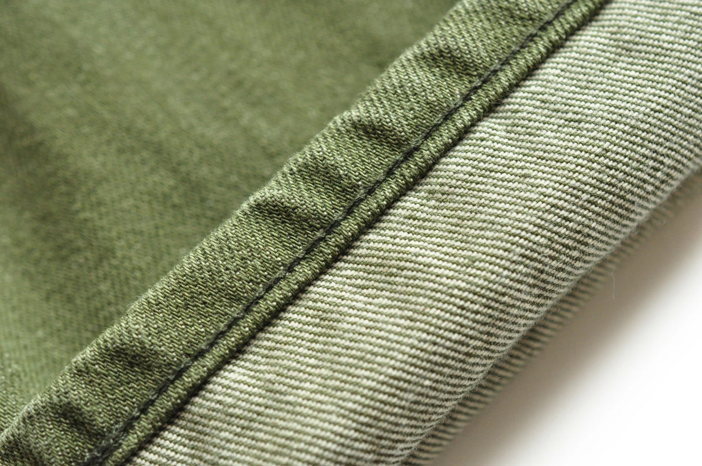 Herren Jeans in Vulkanisiertem Olivgrün mit Slim Fit und Reißverschluss