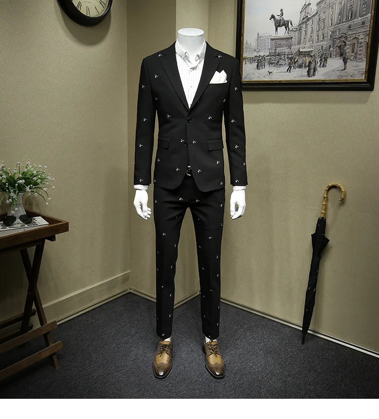 Eleganter Herrenanzug aus 70% Wolle, einreihig, schmal geschnitten mit Weste und Hose in tiefem Blau – ideal für formelle Anlässe und Hochzeiten.