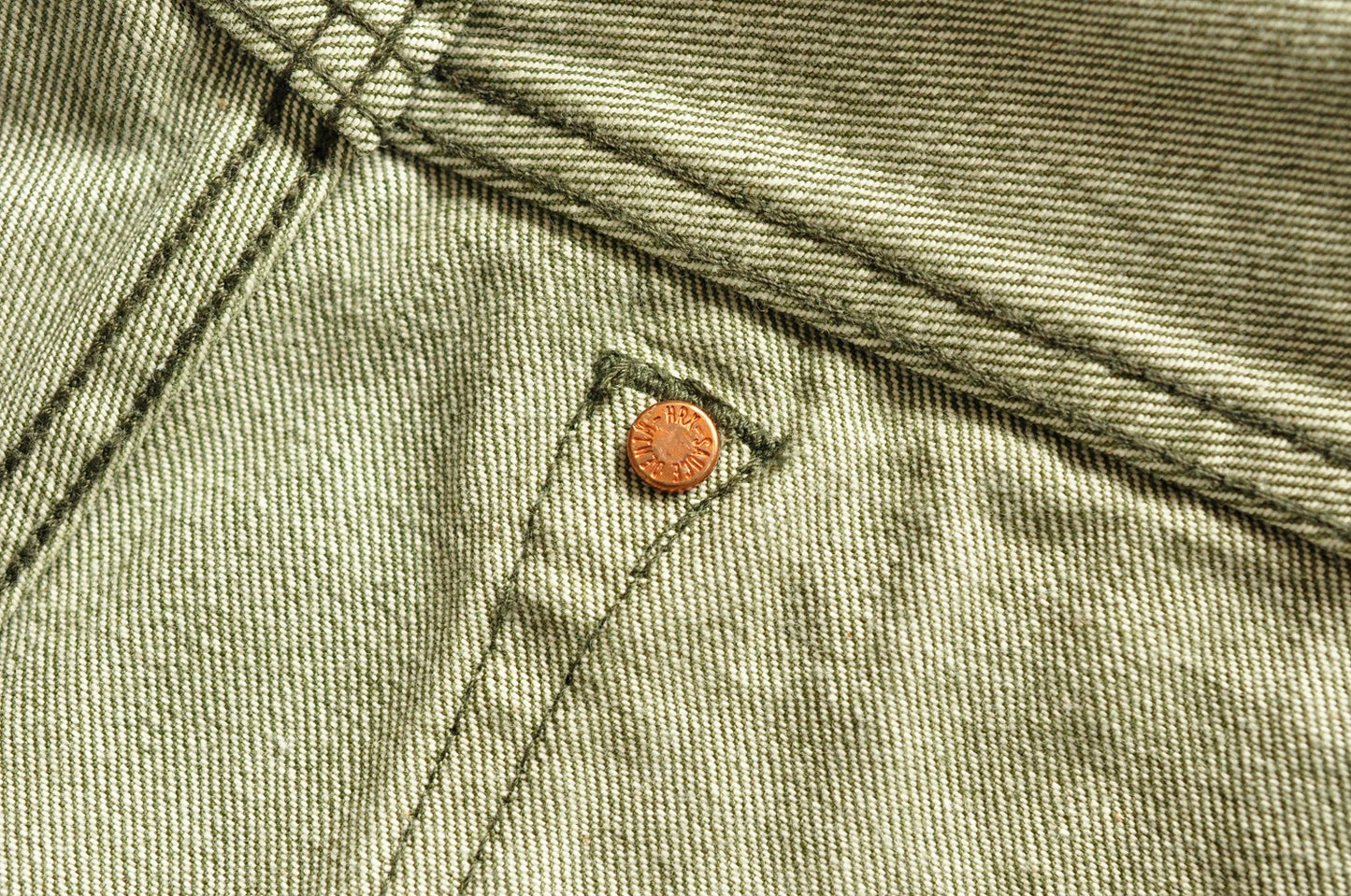 Herren Jeans in Vulkanisiertem Olivgrün mit Slim Fit und Reißverschluss