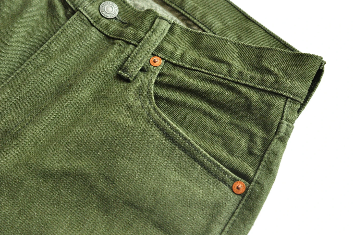 Herren Jeans in Vulkanisiertem Olivgrün mit Slim Fit und Reißverschluss