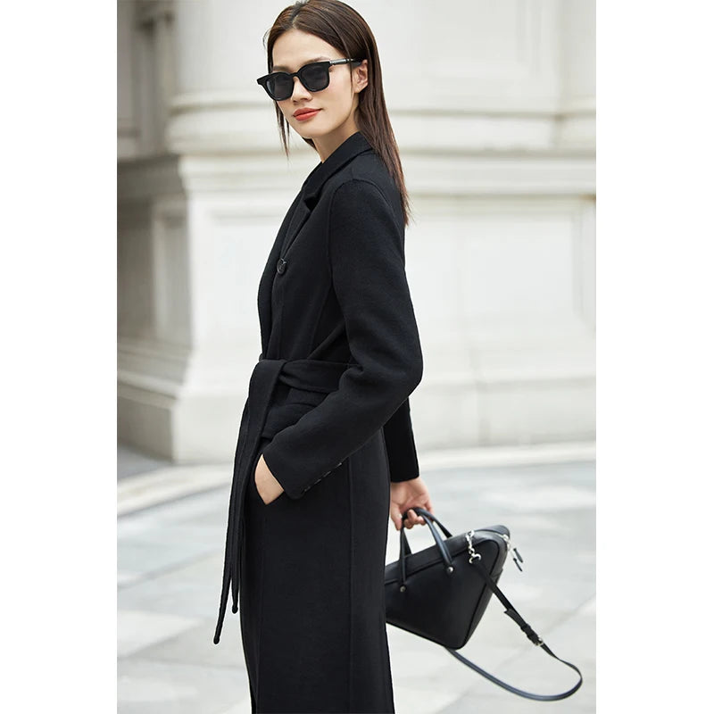 Damen Winterjacke im minimalistischen Stil mit reversiblem Kragen und Gürtel
