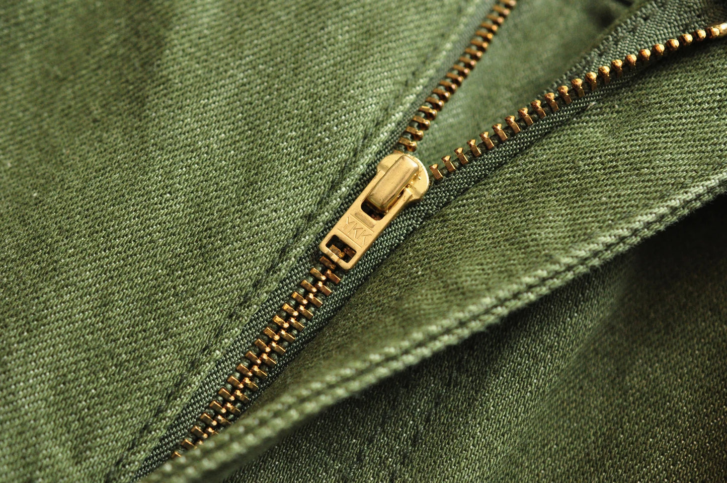 Herren Jeans in Vulkanisiertem Olivgrün mit Slim Fit und Reißverschluss