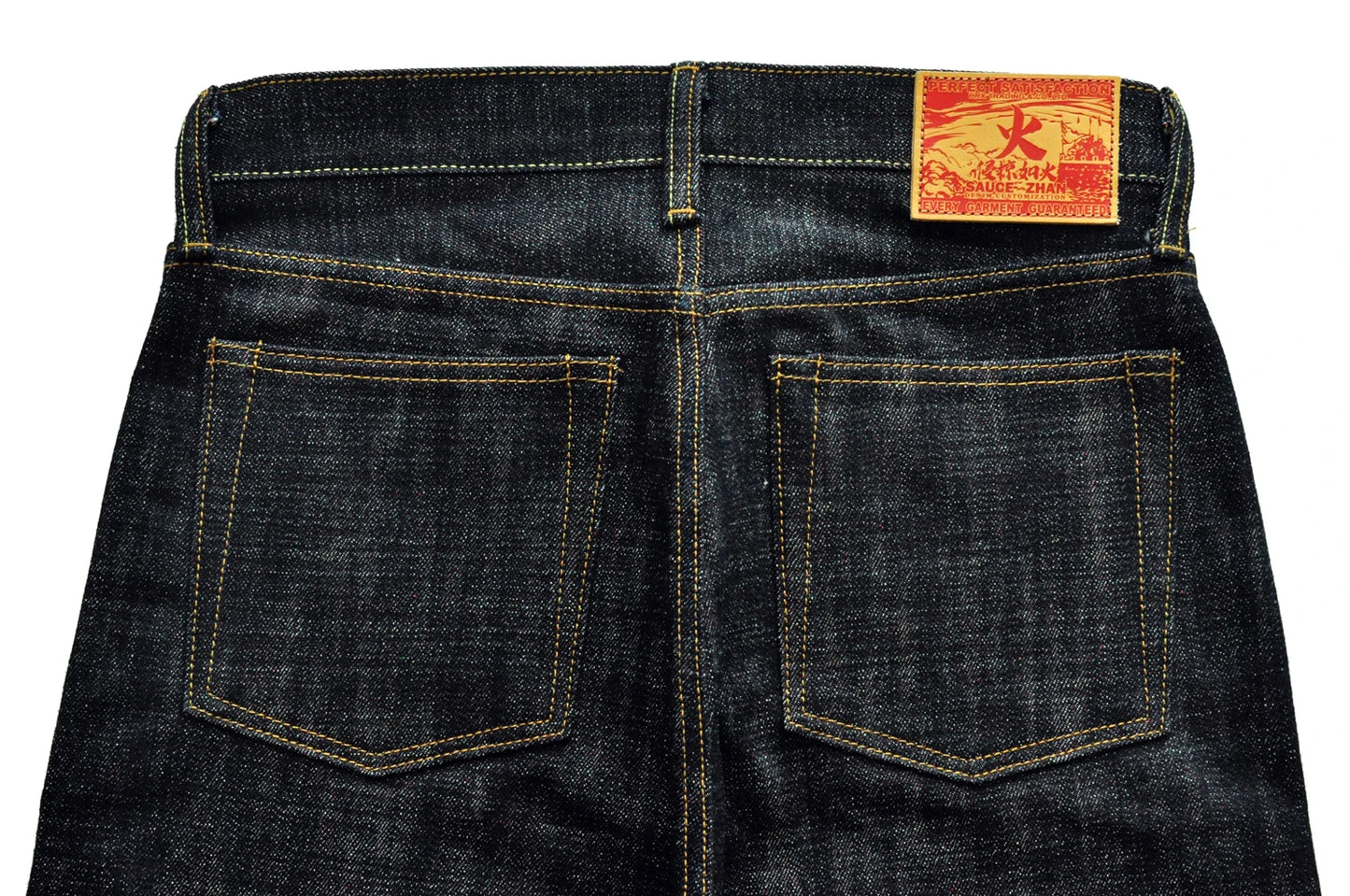 Herren Jeans im Taper Fit aus Raw Denim mit versilberten Knöpfen