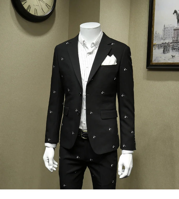 Eleganter Herrenanzug aus 70% Wolle, einreihig, schmal geschnitten mit Weste und Hose in tiefem Blau – ideal für formelle Anlässe und Hochzeiten.