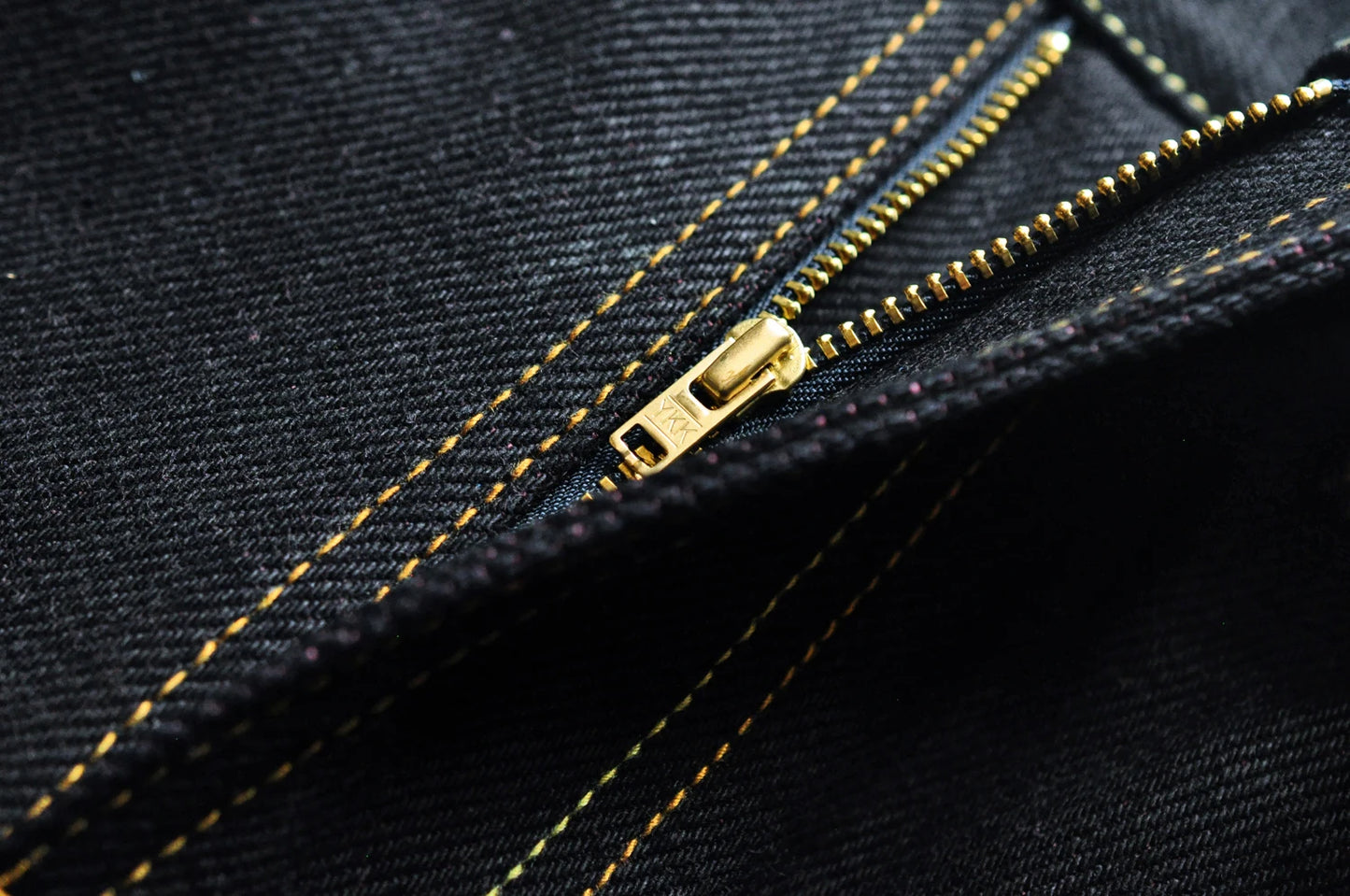 Herren Jeans aus Selvedge Denim mit doppelseitiger Färbung und gerader Passform