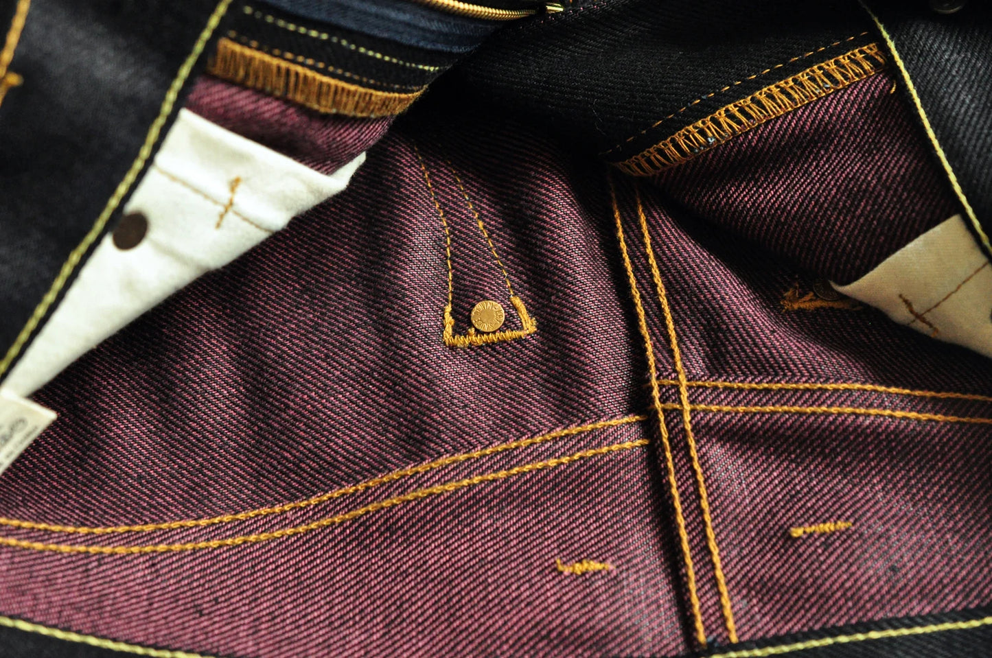 Herren Jeans aus Selvedge Denim mit doppelseitiger Färbung und gerader Passform