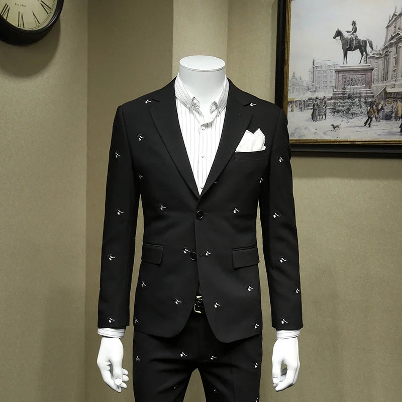 Eleganter Herrenanzug aus 70% Wolle, einreihig, schmal geschnitten mit Weste und Hose in tiefem Blau – ideal für formelle Anlässe und Hochzeiten.