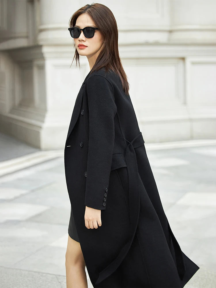 Damen Winterjacke im minimalistischen Stil mit reversiblem Kragen und Gürtel
