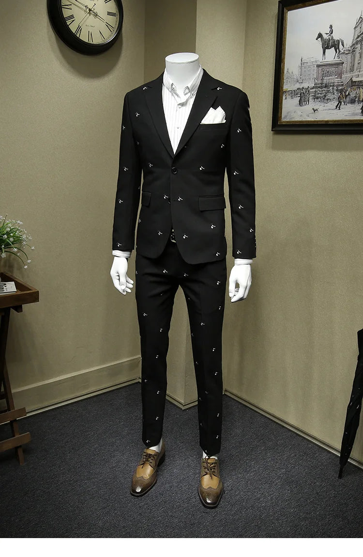 Eleganter Herrenanzug aus 70% Wolle, einreihig, schmal geschnitten mit Weste und Hose in tiefem Blau – ideal für formelle Anlässe und Hochzeiten.