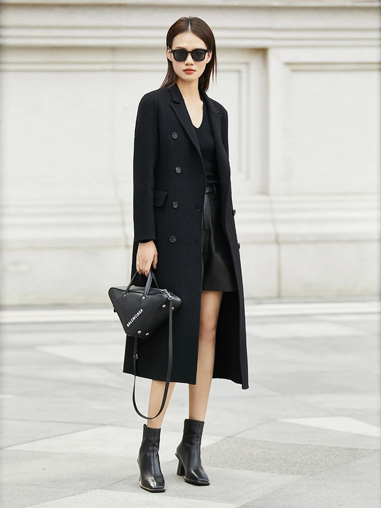 Damen Winterjacke im minimalistischen Stil mit reversiblem Kragen und Gürtel