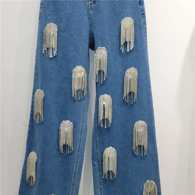 Zweiteiliges Damen-Set mit schulterfreiem Oberteil, langen Ärmeln und Schleifendetail sowie Patchwork-Rock mit Rüschen – elegant und modern.