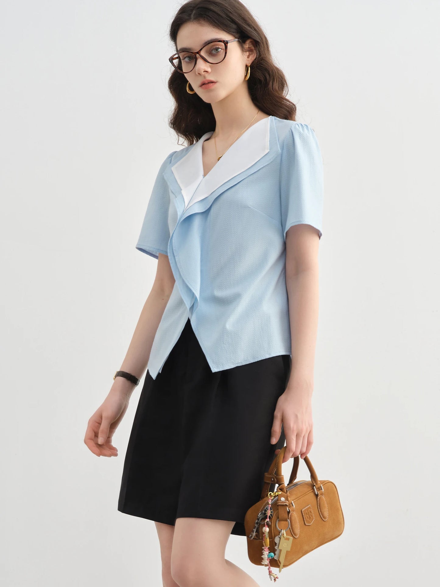 Elegantes Damen-Outfit in Plus-Size mit Shirt, Rock und Weste in Gelb – Perfekt für den Frühling und festliche Anlässe.