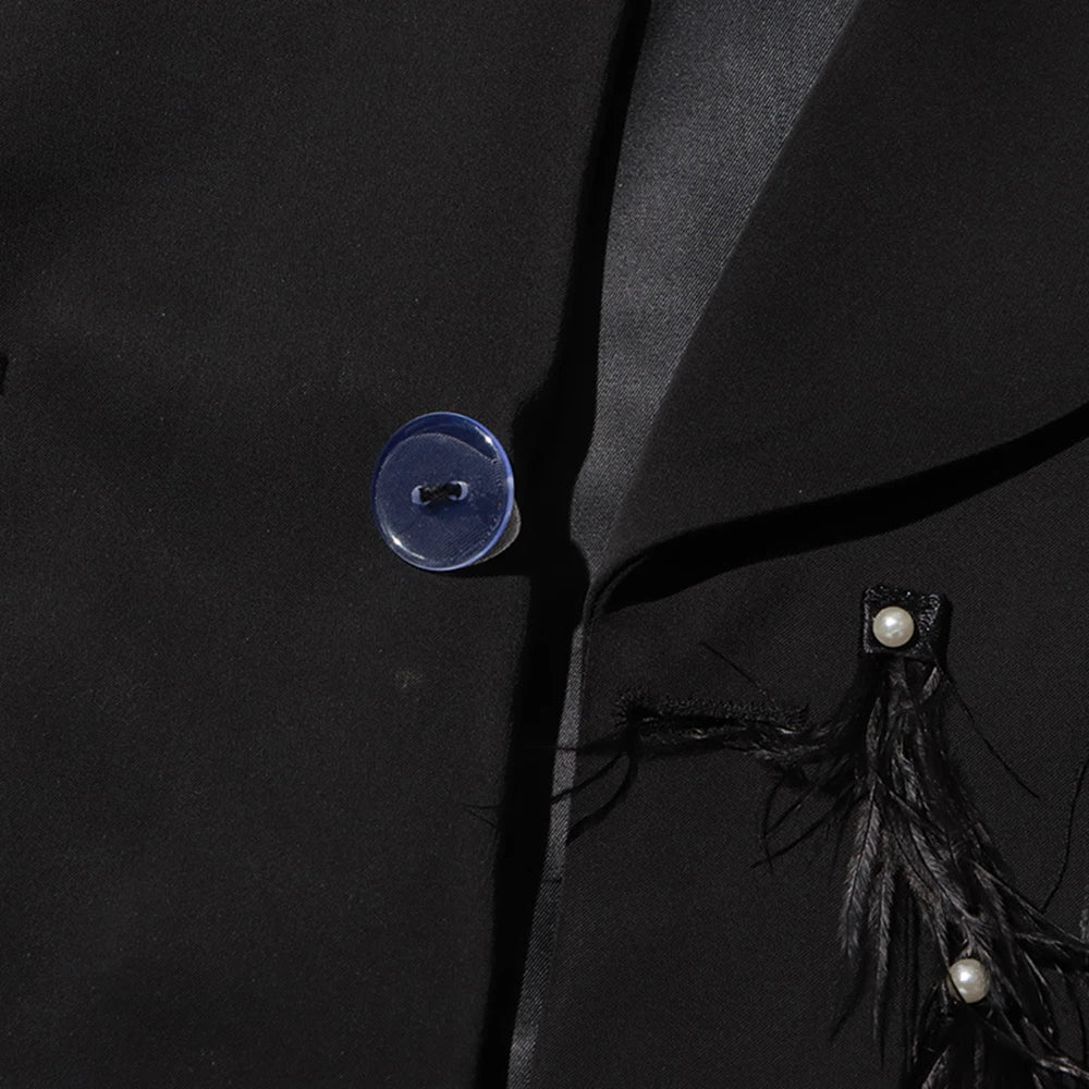 Elegantes Damenkleid mit V-Ausschnitt, kurzen Ärmeln und Perlenverzierung – figurbetontes Design mit Rüschen und Falten.