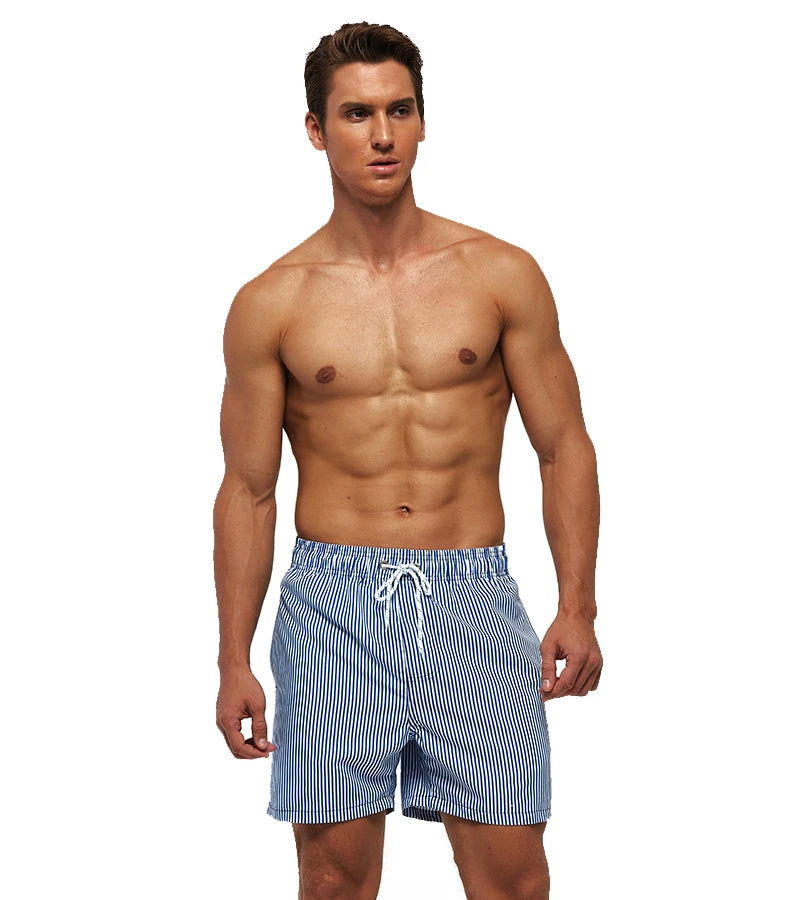Herren-Badeshorts aus Polyester mit abnehmbarem Polster und niedrigem Bund – ideal für den Sommer.