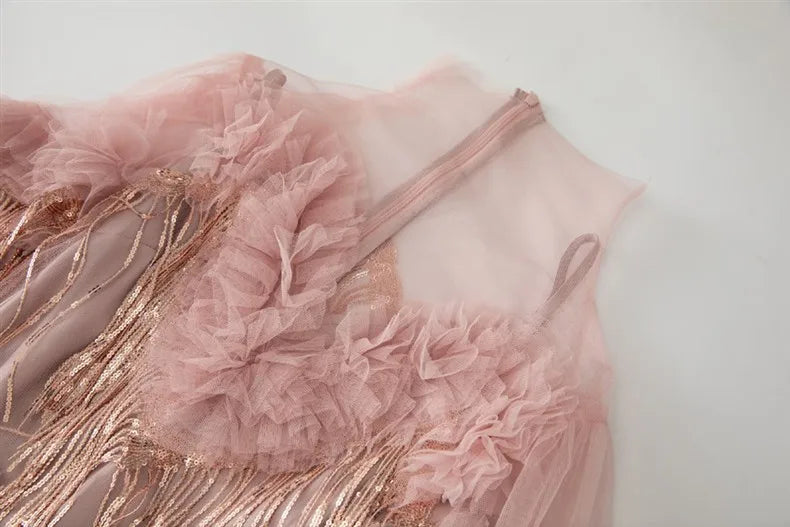 Ärmelloses A-Linien-Kleid mit Rückenausschnitt und Applikationen – femininer Look mit eckigem Ausschnitt und hohem Bund