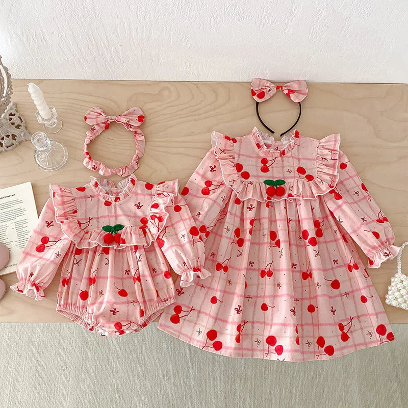 Mädchen Bodysuit mit niedlichem Kirschdruck für kleine Schwestern im Herbst