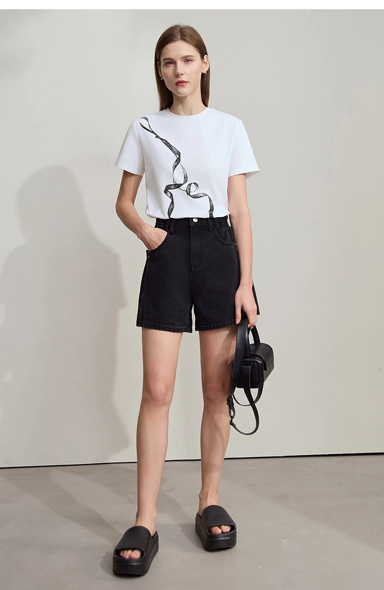 Damen T-Shirt im Minimalismus-Stil mit coolem Druck aus antimikrobieller Baumwolle