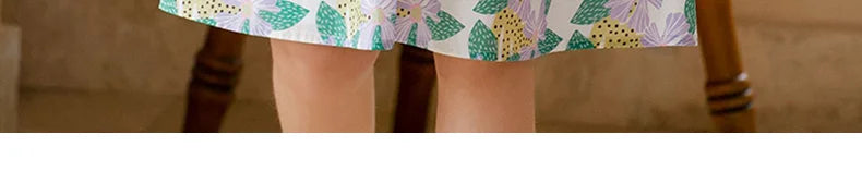 Kurzes Mädchen-Kleid mit Puffärmeln und Cheongsam-Design, Patchwork aus Gaze in Lila-Blau, mit Perlenknöpfen – für Kinder von 3 bis 12 Jahren.
