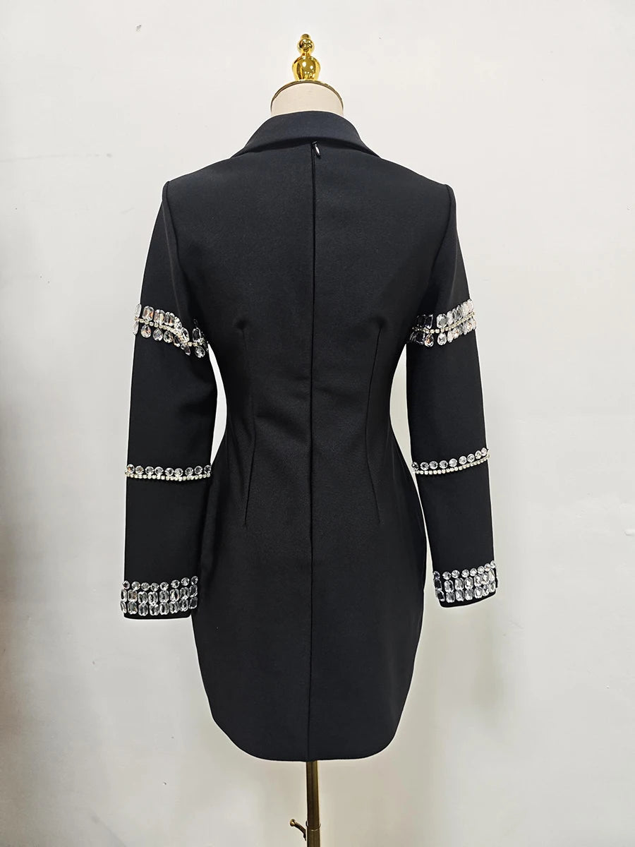 Elegantes Damenkleid mit Rundhalsausschnitt, halblangen Ärmeln und Spitzen-Patchwork-Design – figurbetont und stilvoll.
