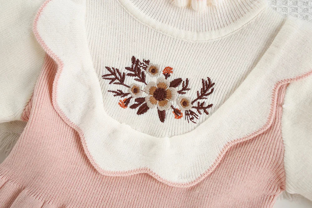 Mädchen Kleid aus gestricktem Material mit süßen gestickten Blumen und Farbblock