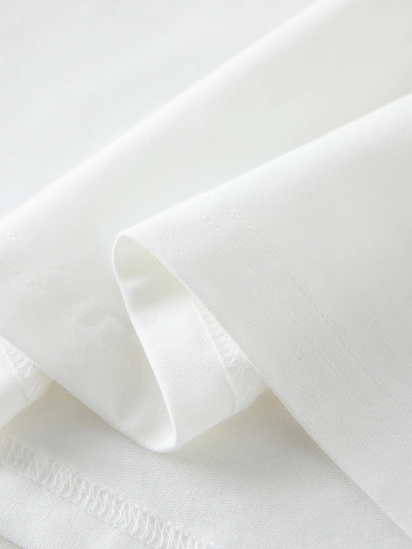Damen T-Shirt mit V- und U-Ausschnitt, hoher Stretch und strukturierten Schultern – elastische Baumwolle im Y2K-Stil für den Sommer.