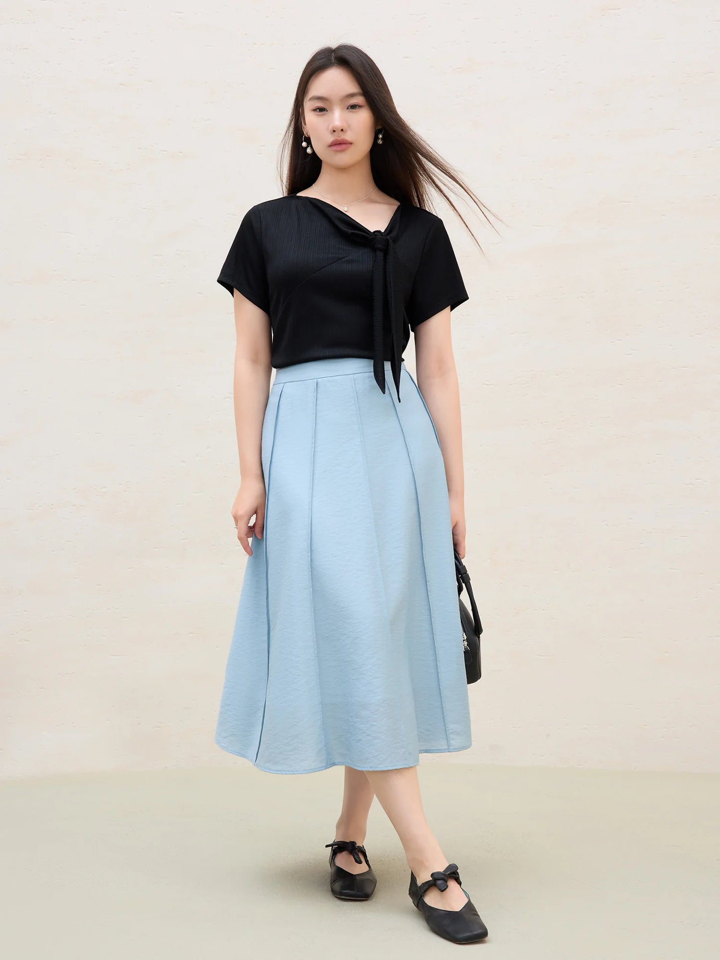 Lässiges Damen-T-Shirt im Minimalismus-Stil mit kurzen Ärmeln – vielseitig kombinierbar in zwei Farben für den Sommer.