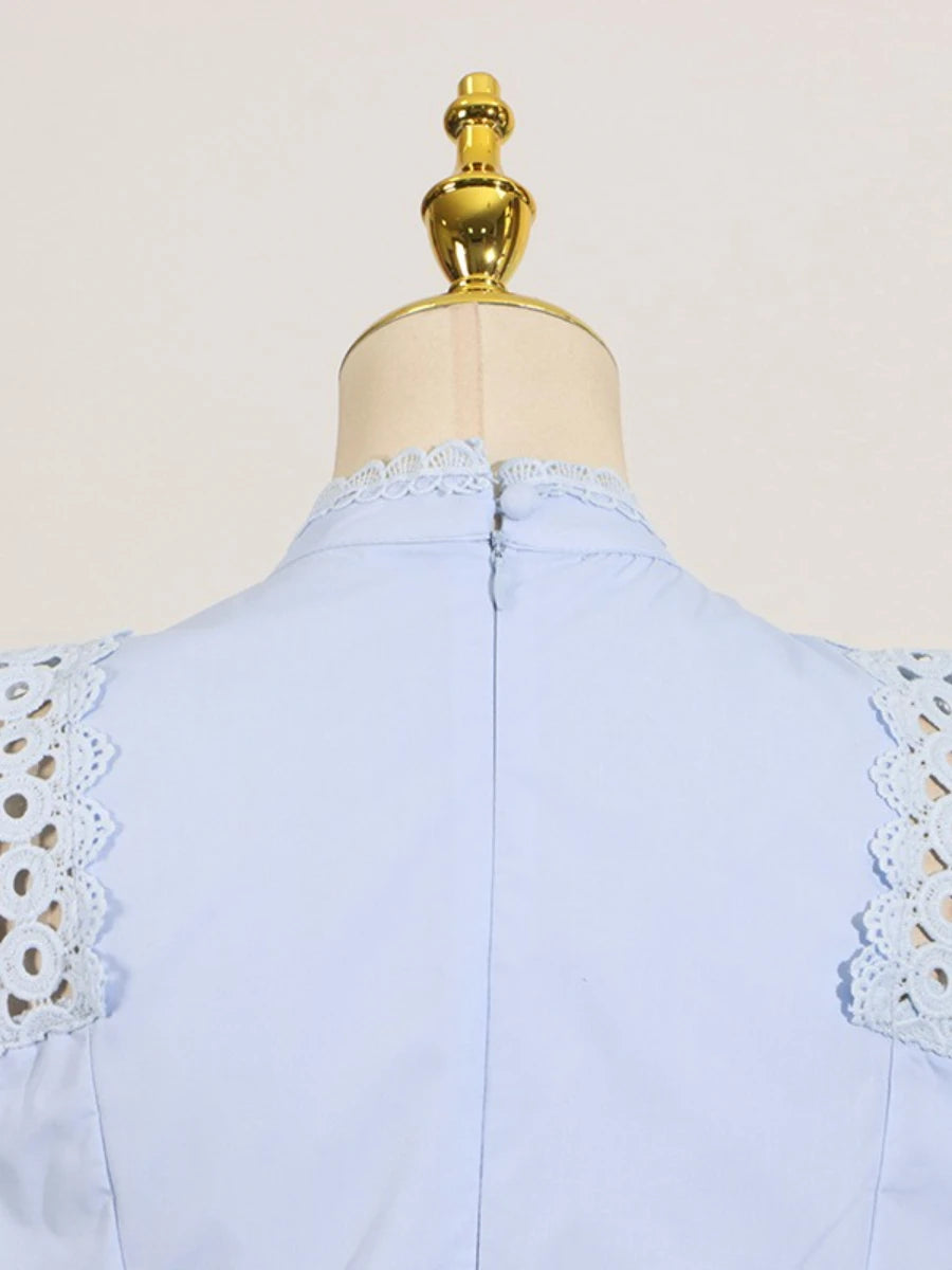 Ärmelloses Damen-Spitzenkleid mit Rundhalsausschnitt und Patchwork-Design – figurbetont und mit Hohldetails.