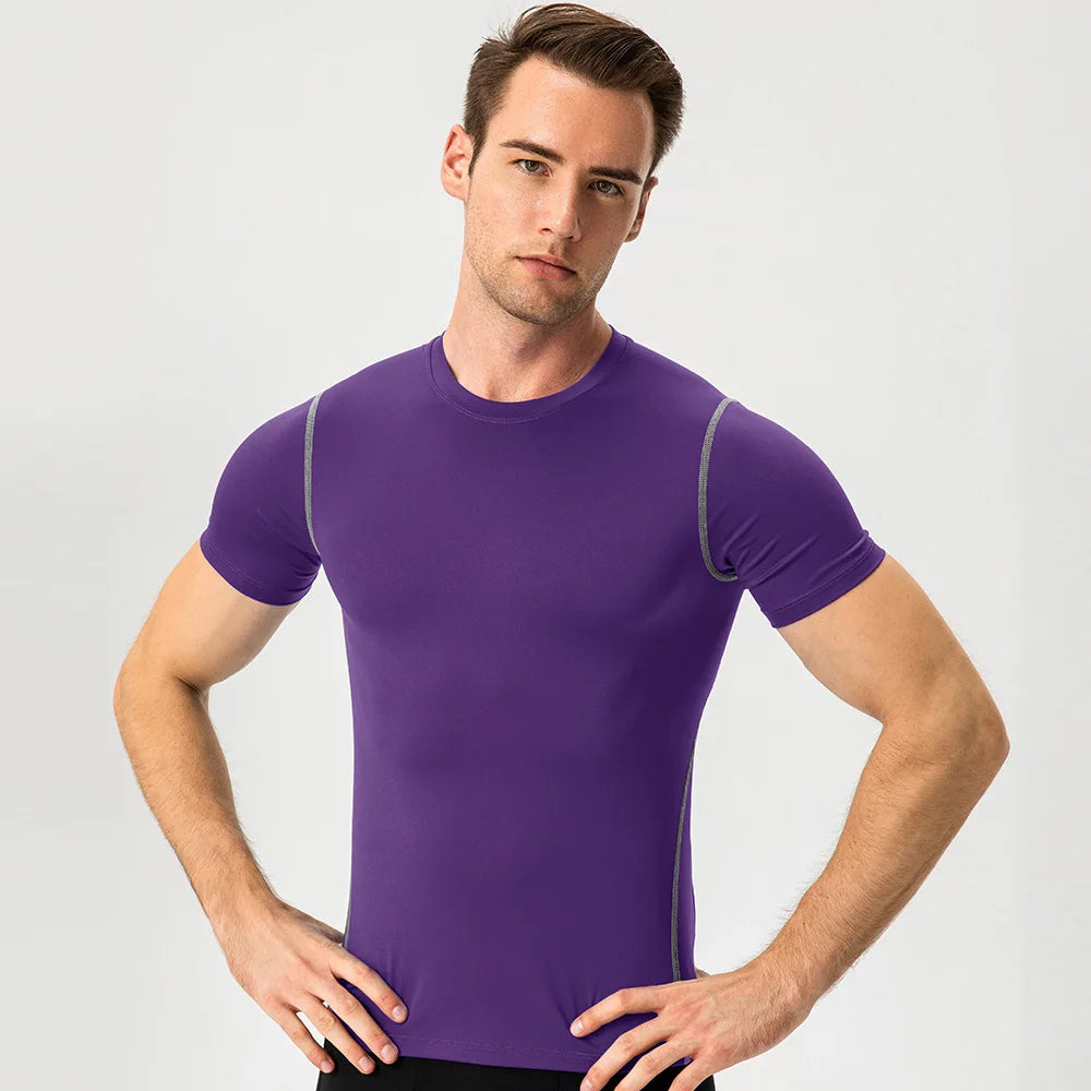 Eng anliegendes Herren-Fitness-Trainingsset mit kurzen Ärmeln – elastisch und schnelltrocknend, ideal für Sport und Laufen.