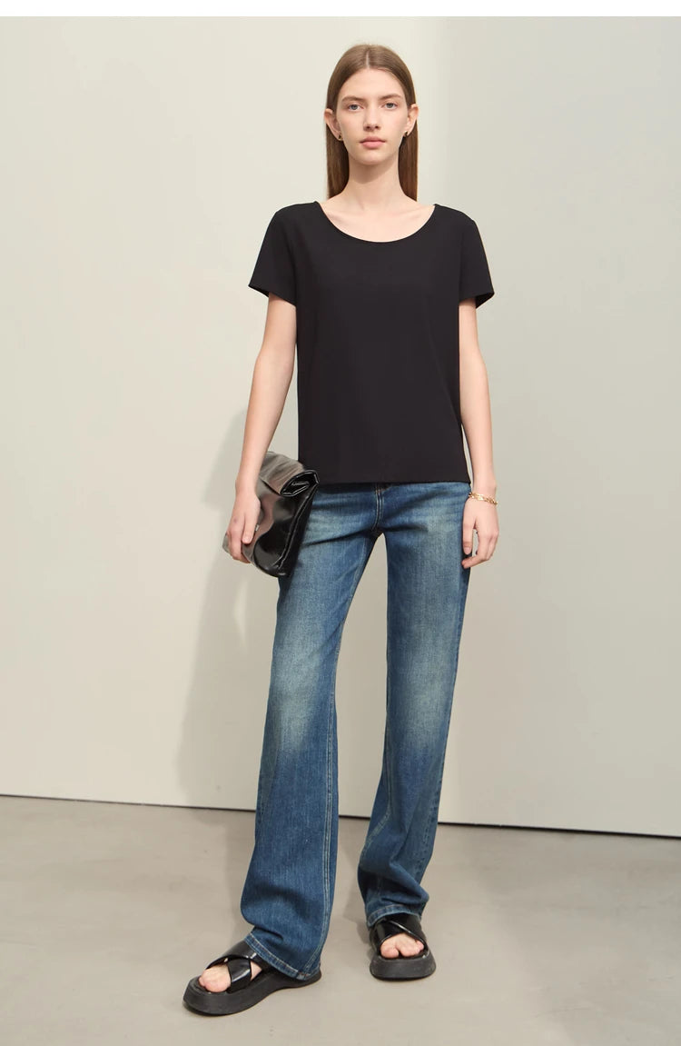 Damen T-Shirt im minimalistischen Stil mit großem U-Ausschnitt und kurzen Ärmeln