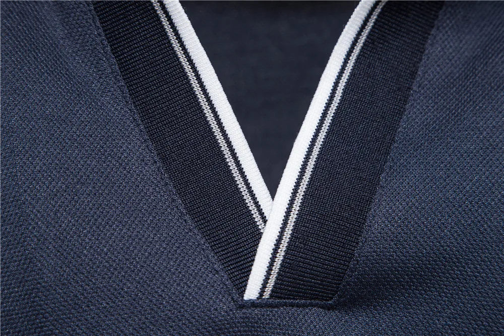 Herren Poloshirt mit V-Ausschnitt im einfarbigen, klassischen Stil