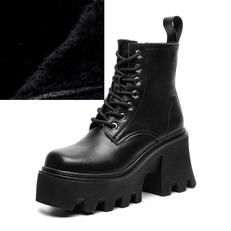 Schwarzer Ankle-Boot mit Schnürung, eckiger Kappe, Plateau-Blockabsatz und flauschigem Innenfutter