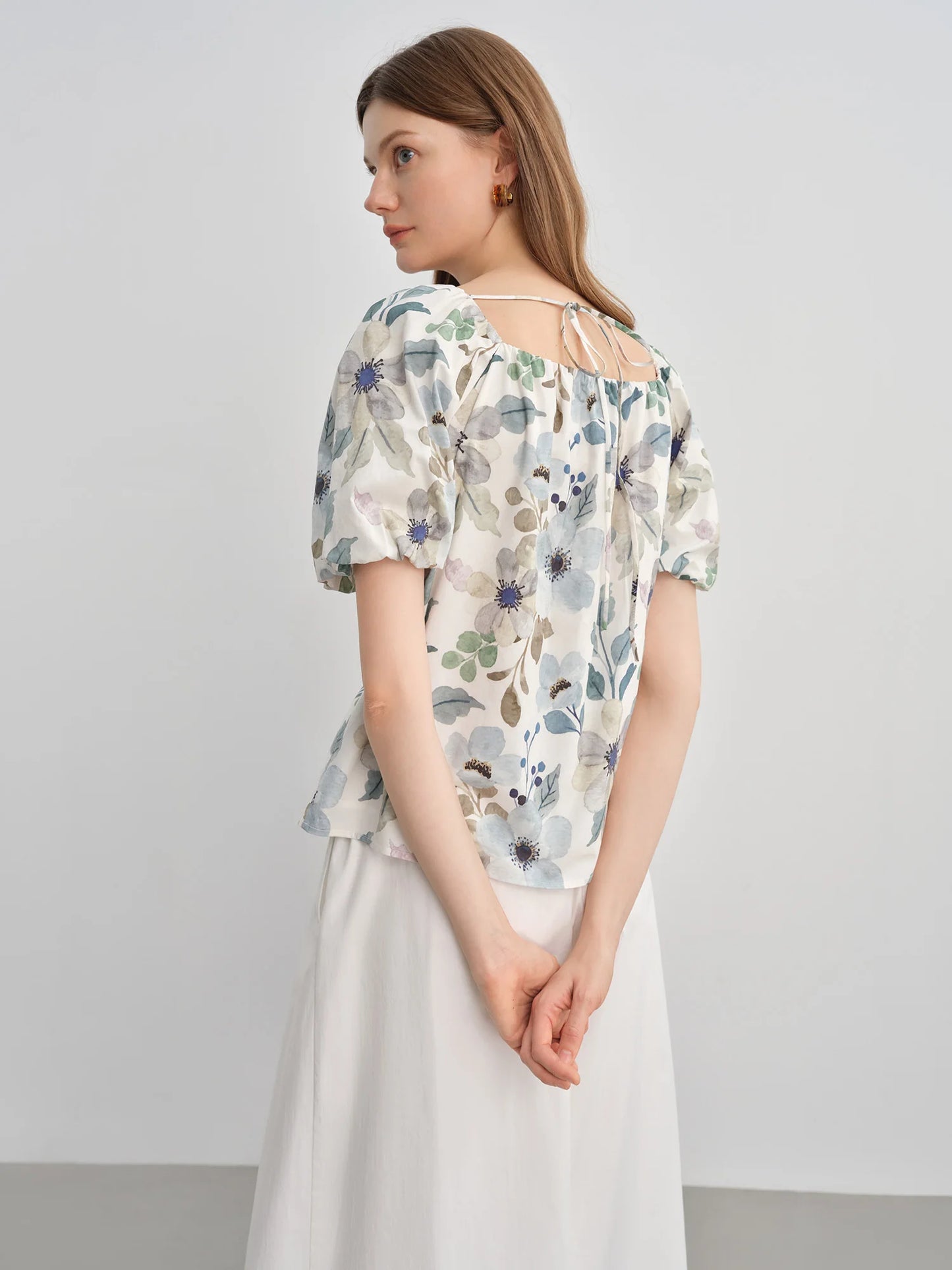 Lässiges Plus-Size Damen T-Shirt mit U-Ausschnitt und Rüschen, gestrickt im Fake-Zweiteiler-Look.