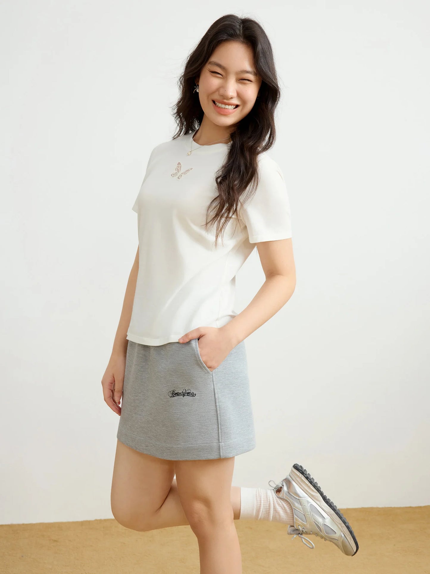 Wickelshirt für Damen in Übergröße mit Perlen und kurzen Ärmeln – Sommerliches, figurbetontes Strickdesign