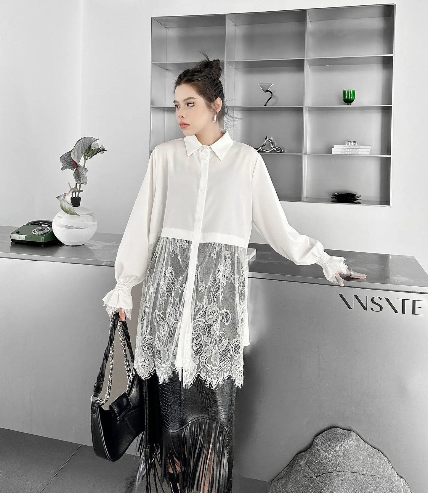 Elegantes Damen-Minikleid mit Rundhalsausschnitt, langen Ärmeln und Schnürung im Patchwork-Design – figurbetont und stilvoll.